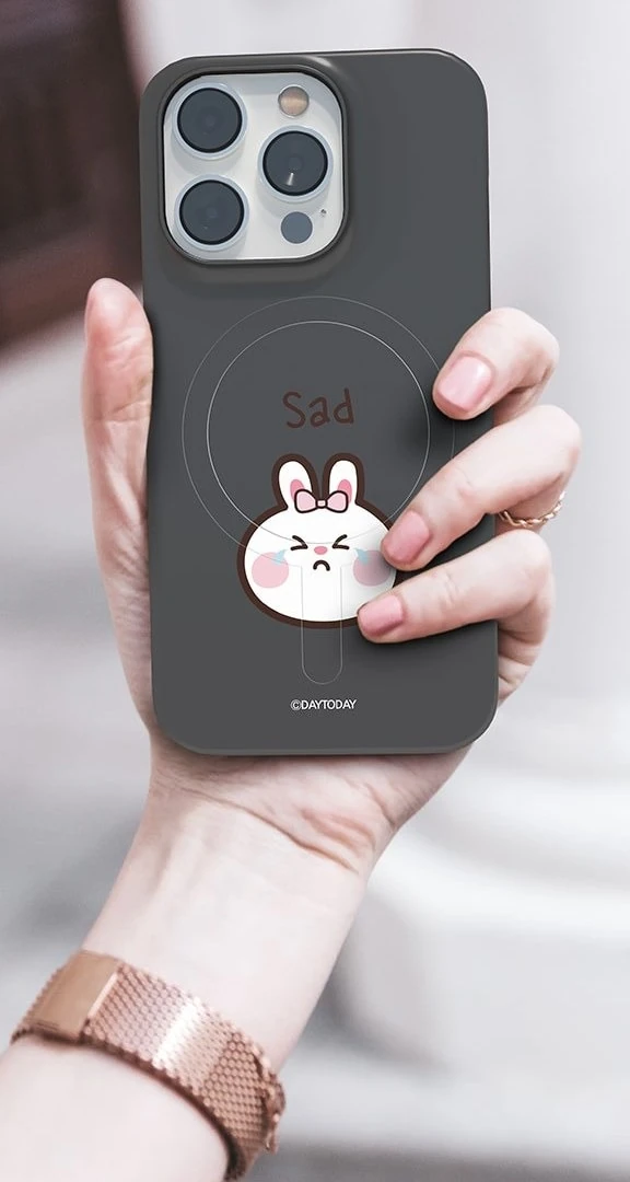 갤럭시S25 SM-S931N 맥세이프 케이스 래빗 이모티콘 와우 손에 든 케이스의 후면과 카메라 테두리